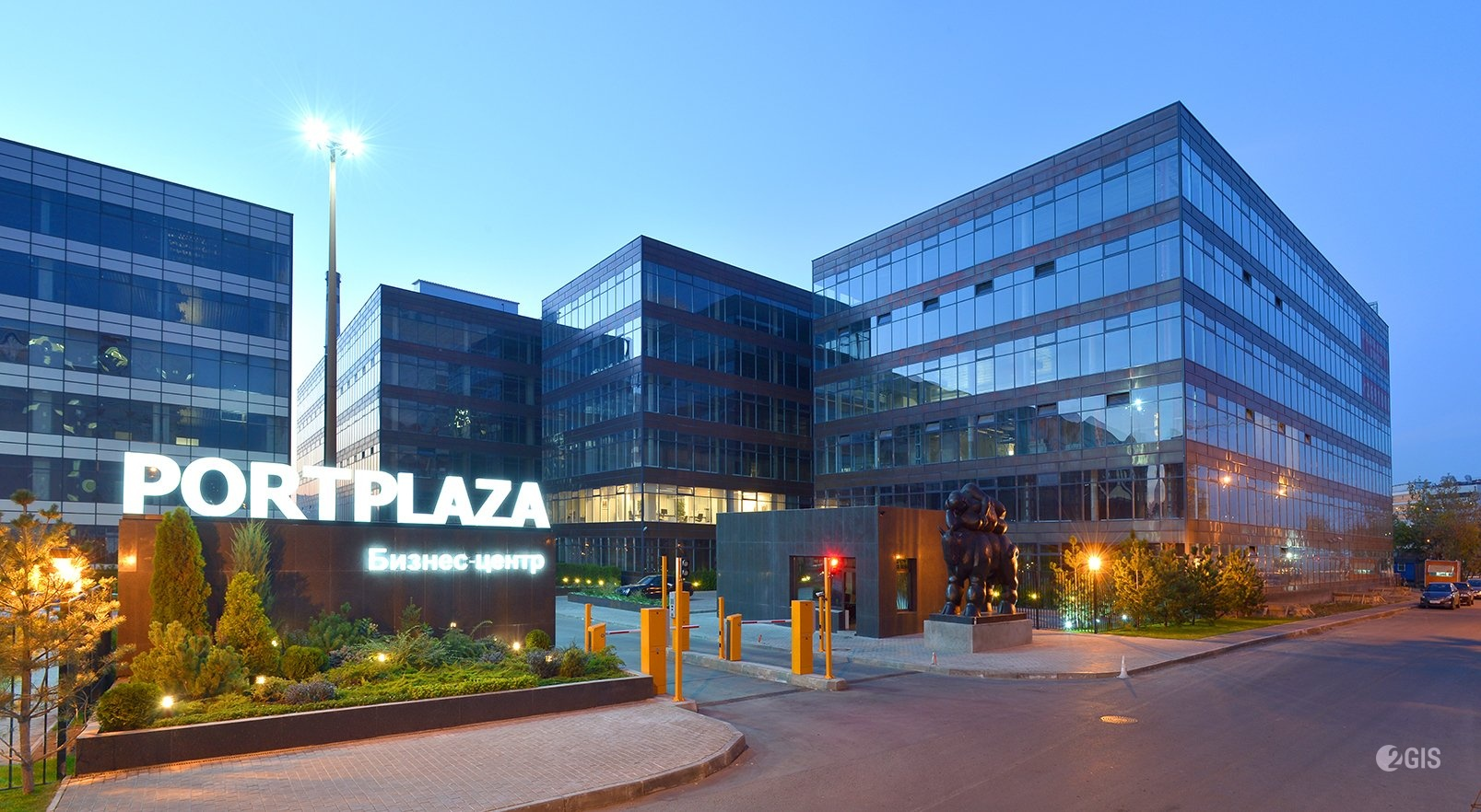 Вход в бизнес центр Portplaza
